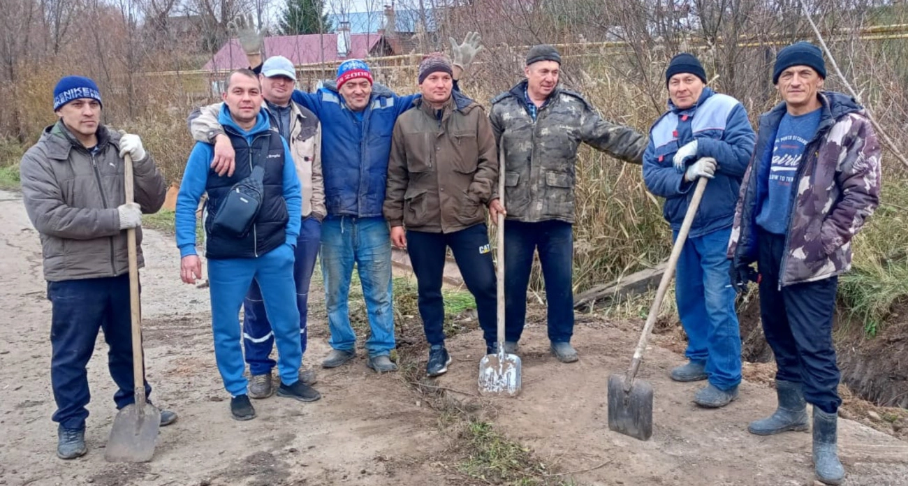 Фото к статье: Жители деревни в Чебоксарском районе не дождались помощи от властей и сами построили бетонный мост