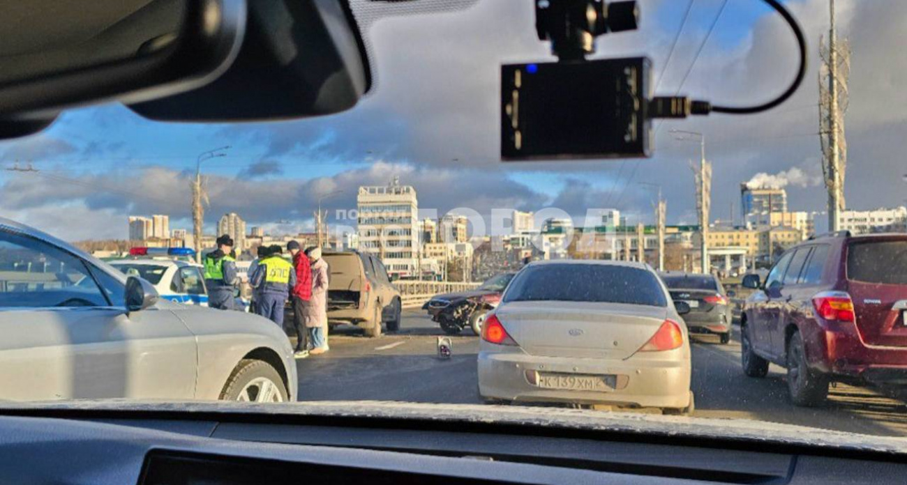 В Чебоксарах на мосту у залива столкнулись несколько легковушек