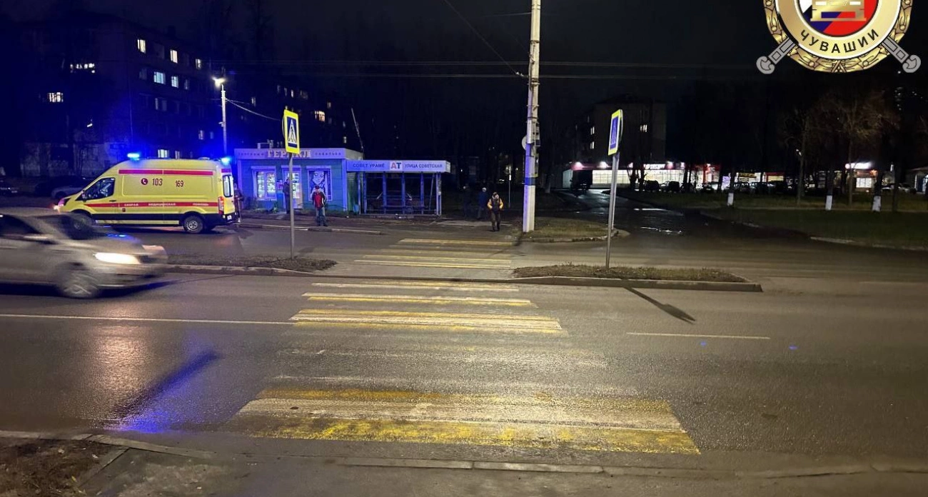 Фото к статье: В Чувашии легковушки сбили троих женщин, которые переходили дорогу в темное время суток