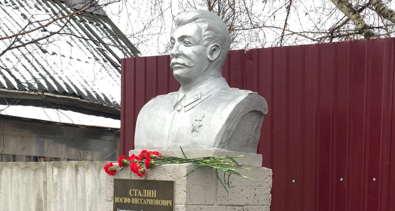 Фото к статье: В одной из деревень Чувашии появился бюст Сталина
