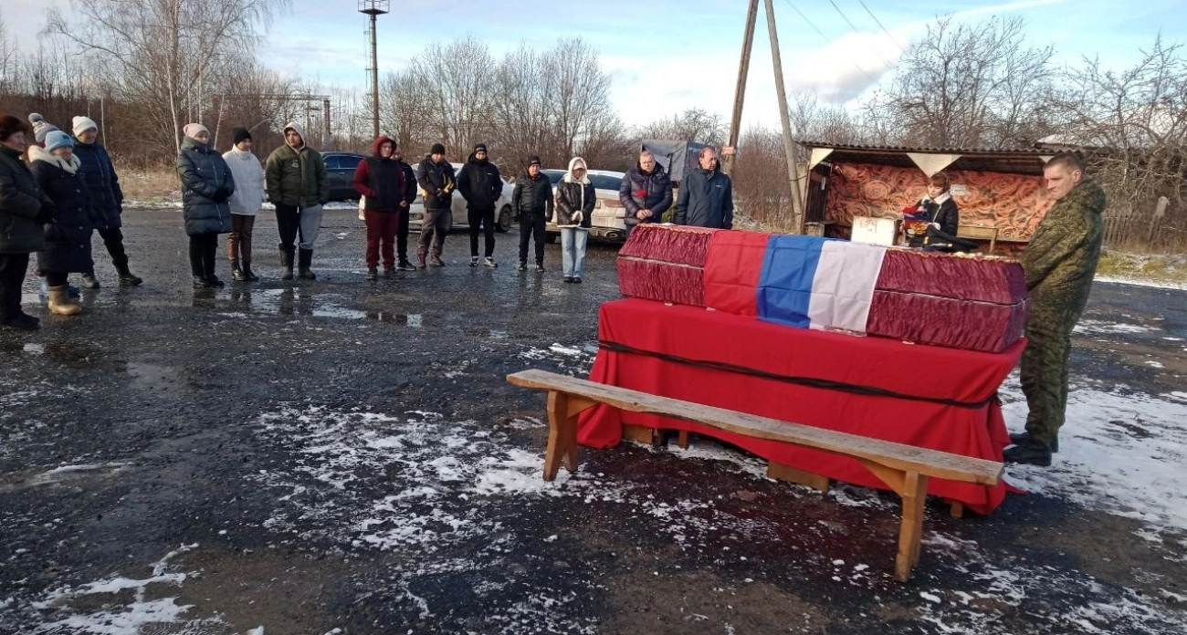 Фото к статье: В Шумерлинском районе проводили в последний путь добровольца, погибшего на СВО