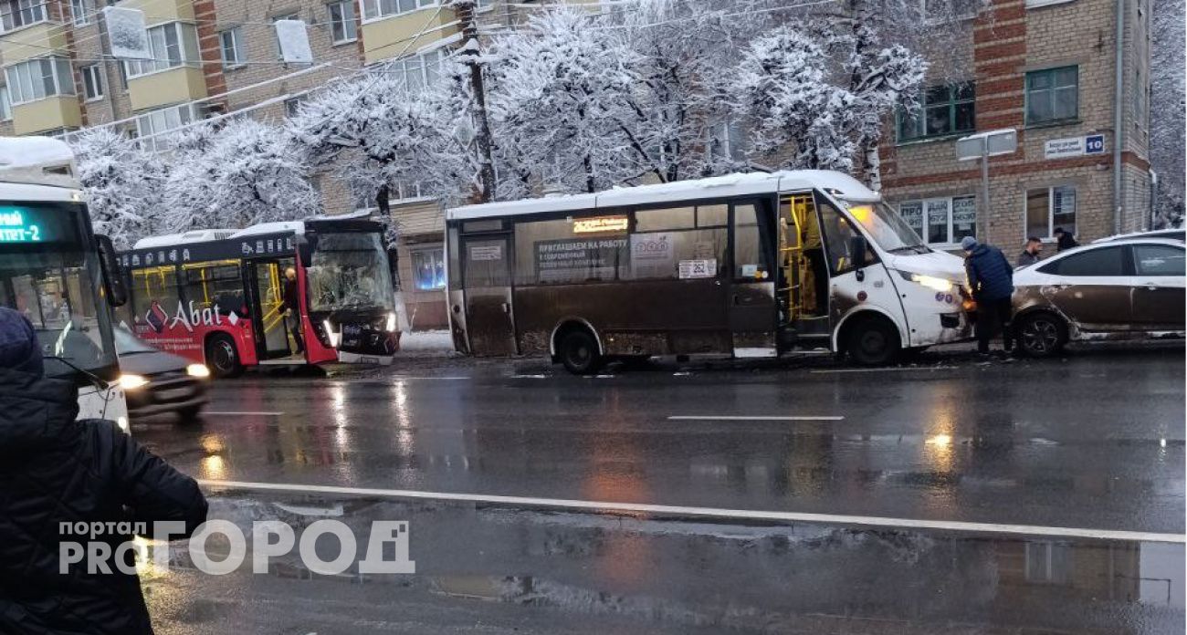 Два автобуса и легковушка столкнулись у пригородного вокзала Чебоксар