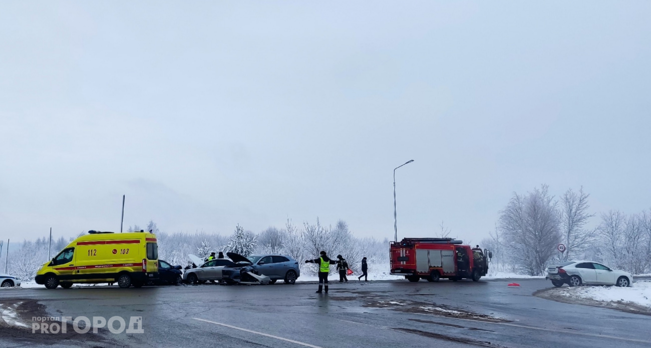 В Чебоксарах на выезде из города столкнулись четыре легковушки