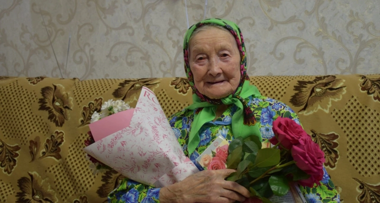 Фото к статье: Жительница Чувашии с оптимизмом встретила 100-летний юбилей и раскрыла секрет своего долголетия