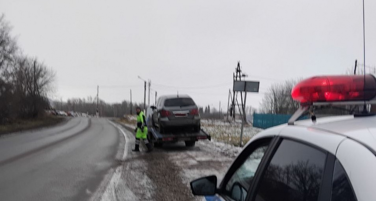 Инспекторы Козловки забрали "Мерседес" у водителя за опасные маневры на дороге