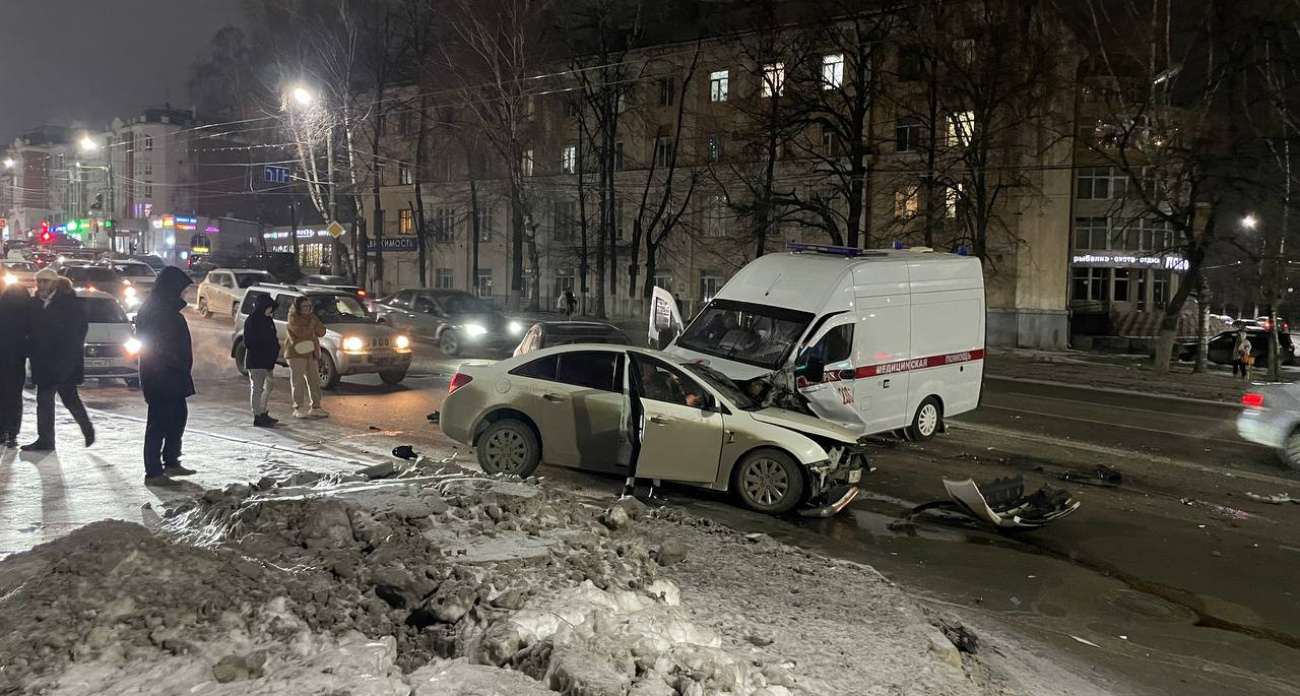 В Чебоксарах произошло ДТП с участием скорой: в одной из машин были женщина с ребенком