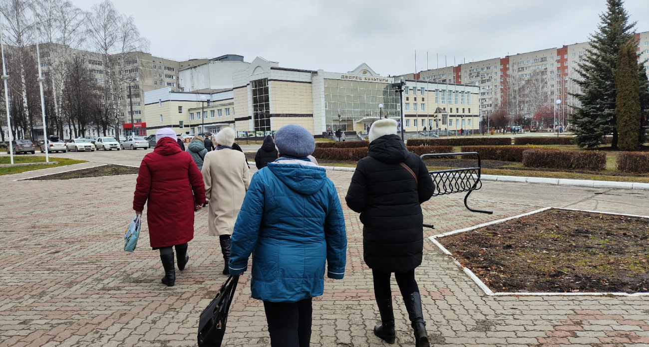 Государство раздает деньги перед Новым годом: кому из пенсионеров повезет получить сразу два перевода в декабре