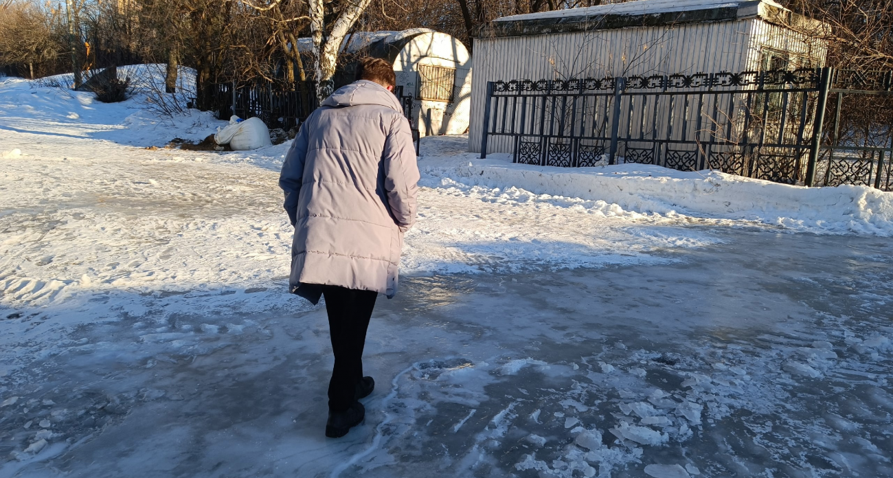 Больше никаких падений на льду: насыпьте это на подошву обуви и ходите зимой как по летнему асфальту