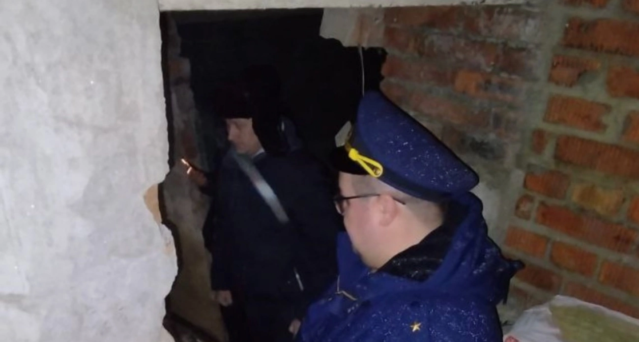Фото к статье: В Комсомольском районе в подвале сельского дома культуры нашли тело человека