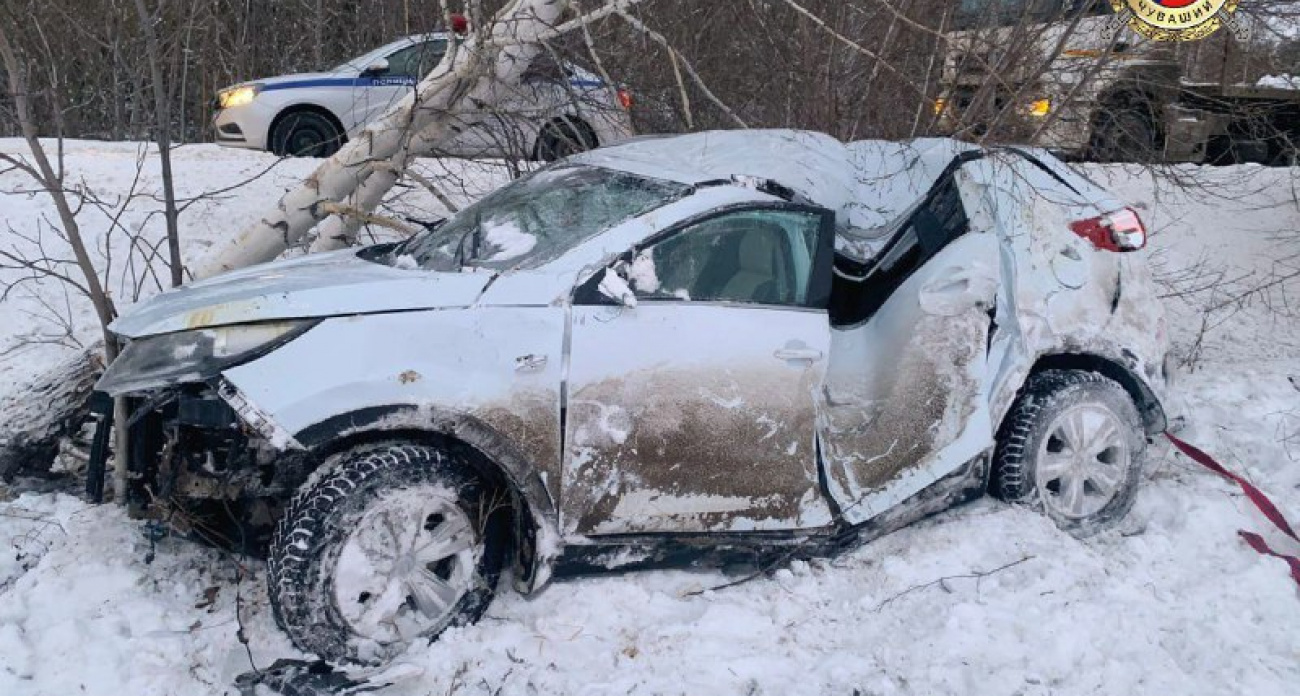 В Канашском районе 18-летний водитель Kia вылетел с дороги, наехал на дерево и перевернулся