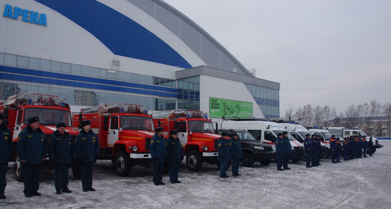 Пожарные и спасатели Чувашии получили ключи от современных машин