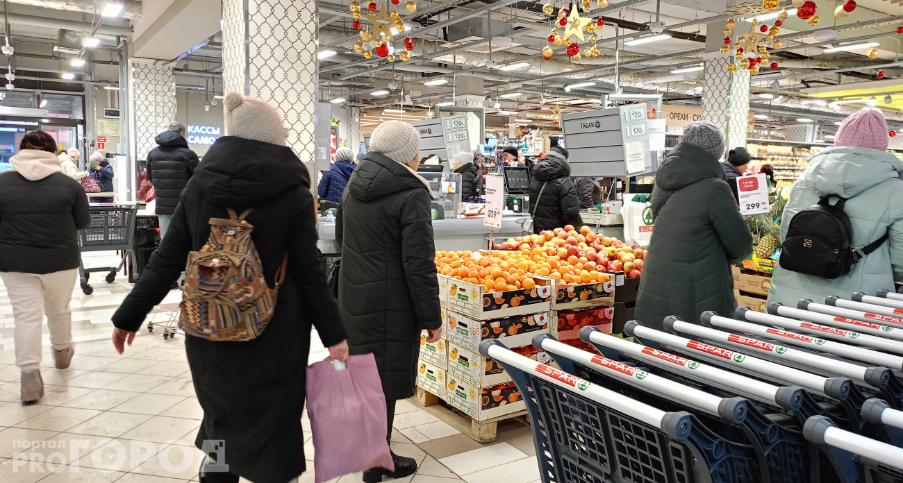 Праздничный ажиотаж охватил магазины Чебоксар, в них собираются толпы покупателей и длинные очереди