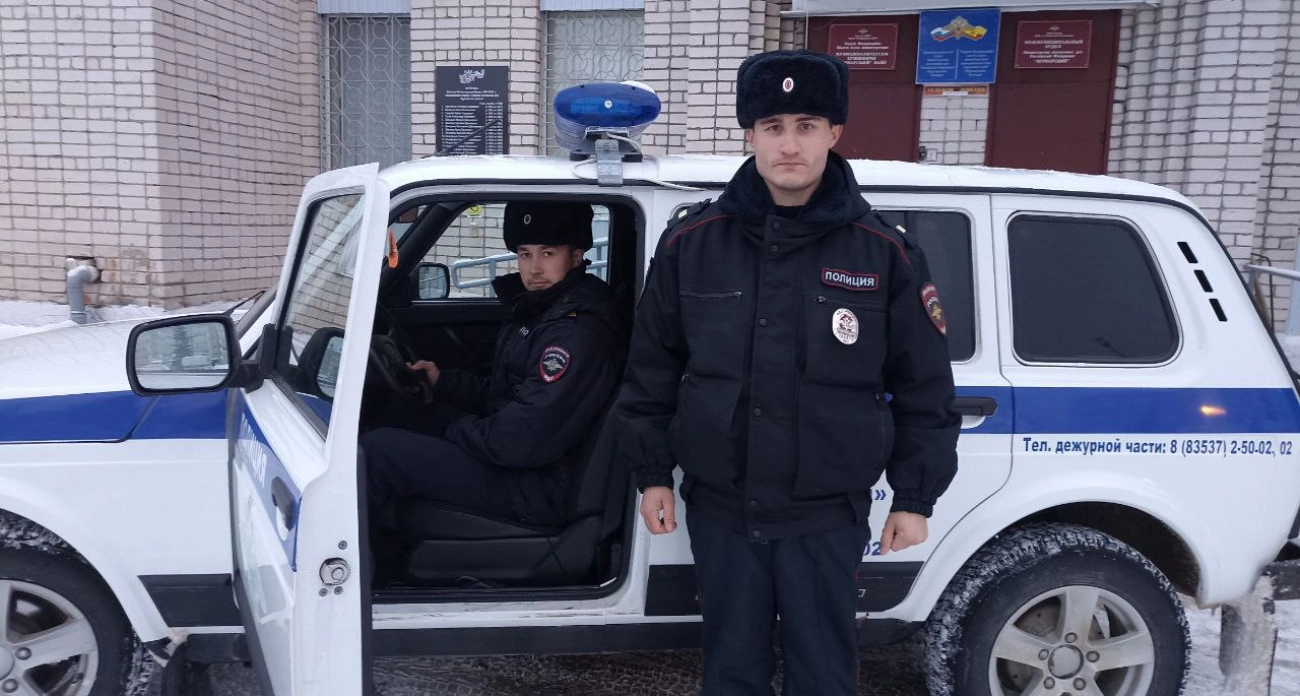 Фото к статье: В Чувашии бдительность полицейских спасла семью от пожара: среди спасенных был трехлетний ребенок