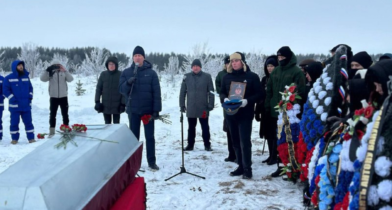 В Чувашии под оружейный салют простились с погибшим молодым бойцом СВО