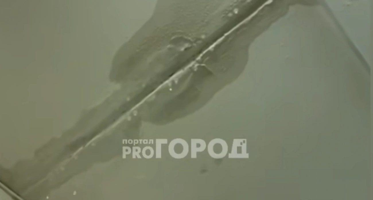 Фото к статье: Прокуратура проверила школу Новочебоксарска, с потолка которой закапала капель