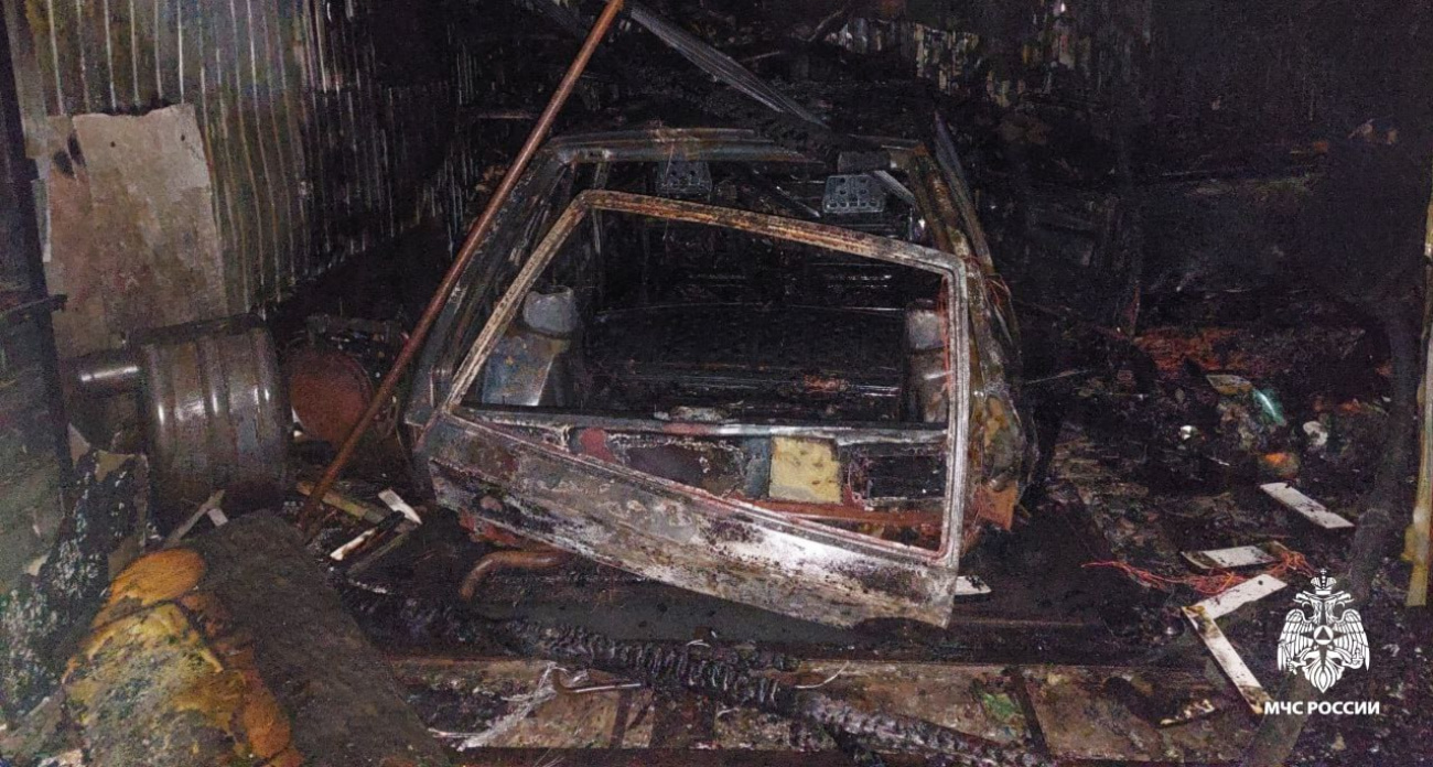 В Чебоксарах сгорел гараж вместе с машиной