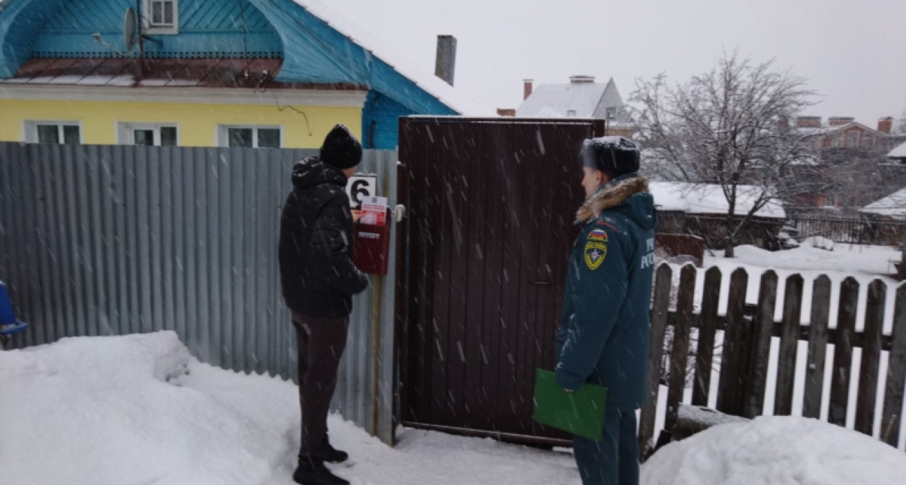 В Чебоксарах спасатели и чиновники обошли около полусотни домов, чтобы предотвратить пожары