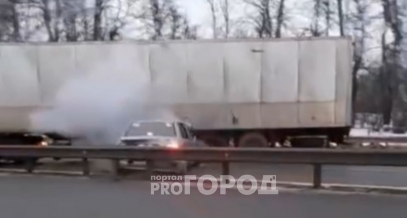 В Цивильске две легковушки влетели в фуру: "Гололед на дороге"