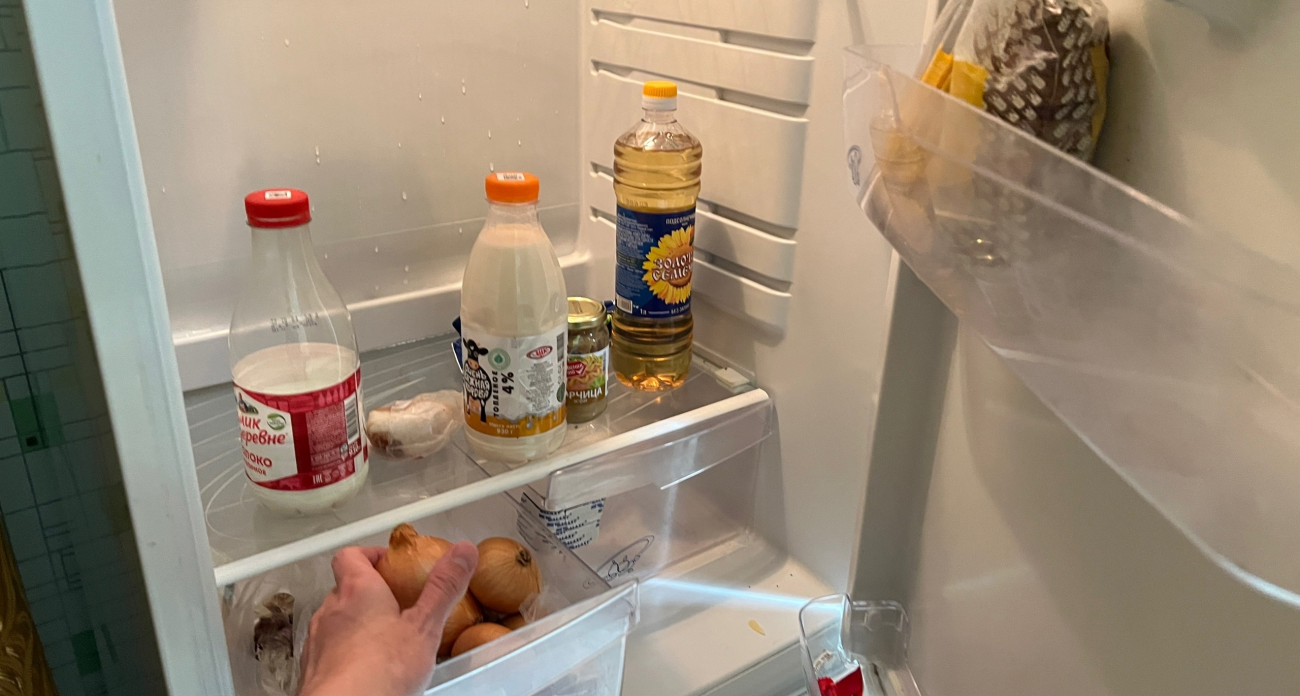 Больше не придется отмывать весь холодильник: положите этот продукт на полку, и от вони не останется следа