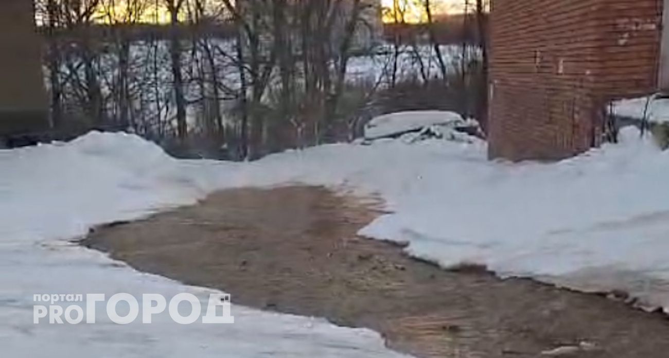 В Чебоксарах возле одного из домов целый день течет поток зловонной воды из канализации