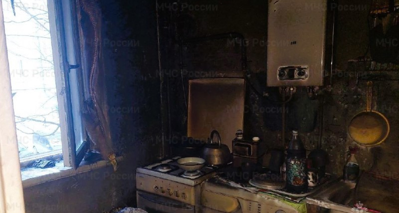 В Чебоксарах вспыхнула квартира, когда парень попытался потушить горящее масло водой
