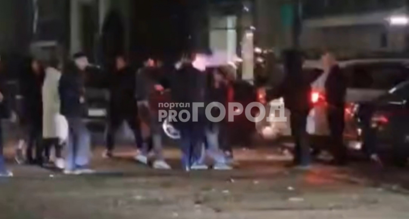 В Чебоксарах около торгового центра устроили стрельбу