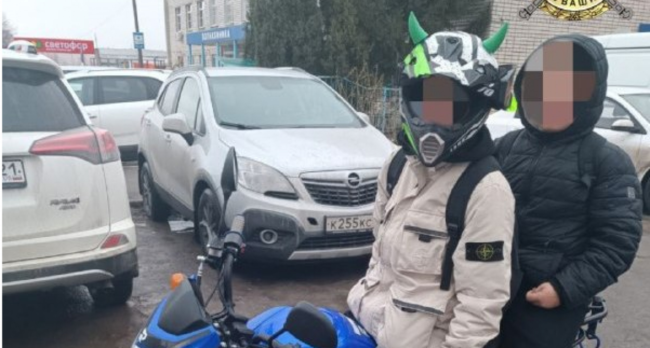 Школьник на питбайке ехал по Чебоксарам не один: сзади сидел пятиклассник без шлема