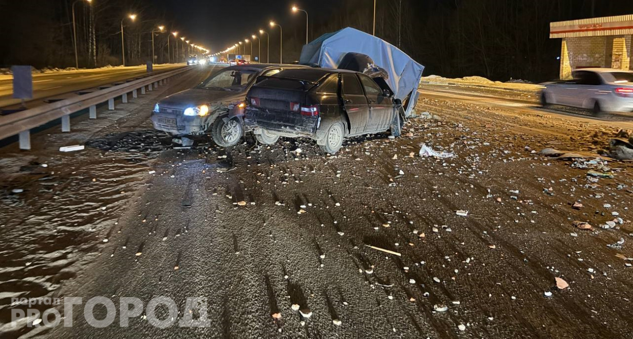  В Чувашии произошло серьезное ДТП на трассе: столкнувшиеся легковушки перекрыли часть дороги