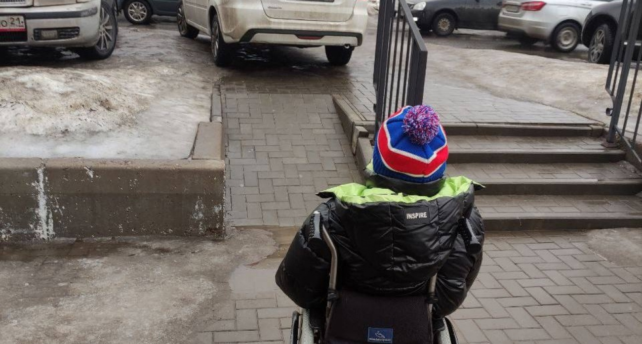 В Чебоксарах нашли и оштрафовали водителя, который загородил путь ребенку в инвалидном кресле