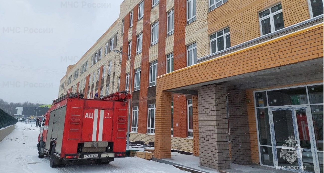 Фото к статье: В строящейся школе Чебоксар произошел пожар из-за сварочных работ