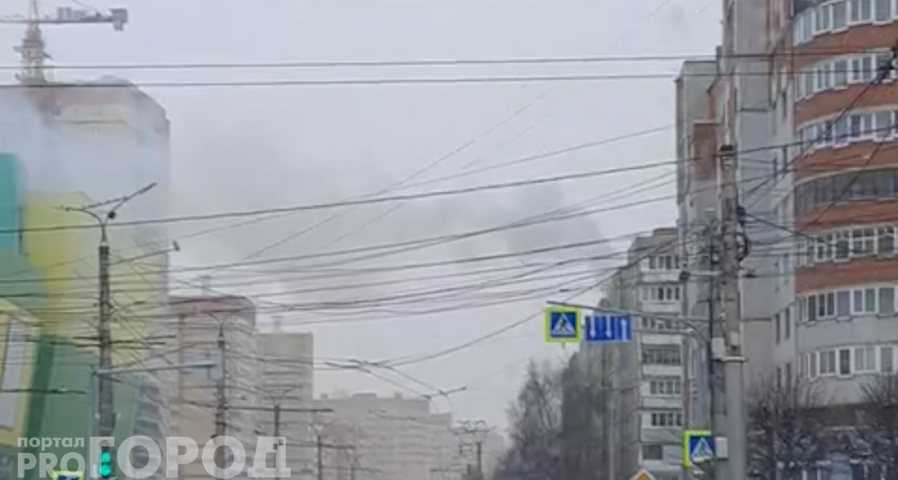 В Чебоксарах загорелся жилой дом: из квартиры на последнем этаже валит дым