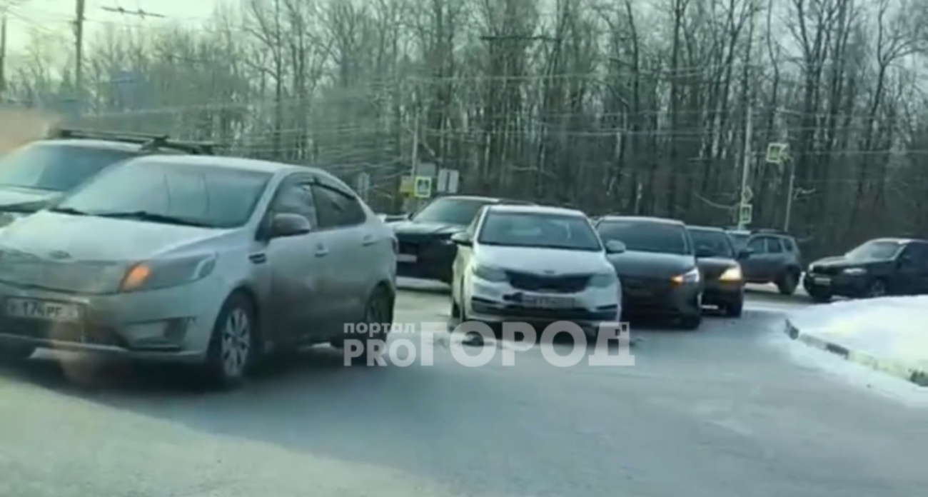В Чебоксарах у "Рощи" произошло массовое ДТП: столкнулись четыре легковушки