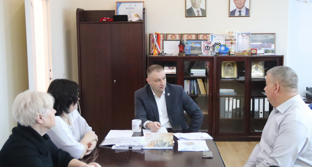 Фото к статье: Новочебоксарцы массово вступились за своего главу, которого власти хотят отправить в отставку: "Он не обещает, а делает"