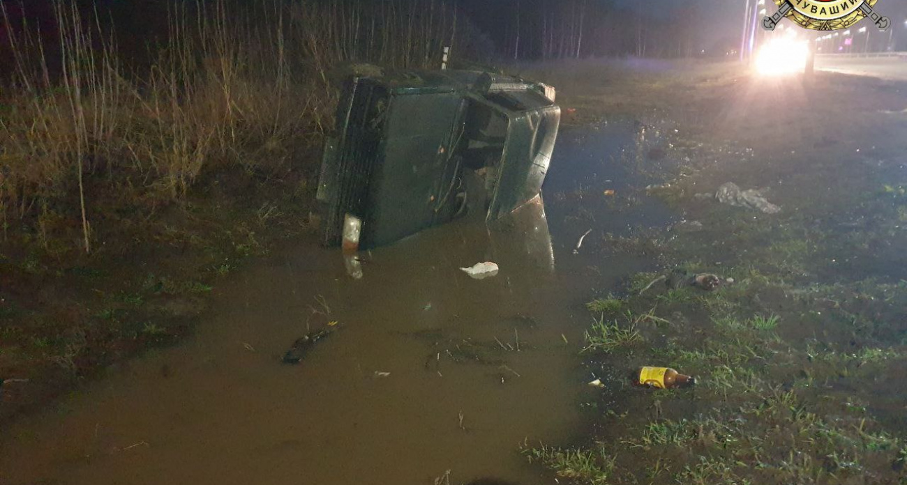 Пьяный житель Чувашии без прав влетел на легковушке в столб: машина легла на бок