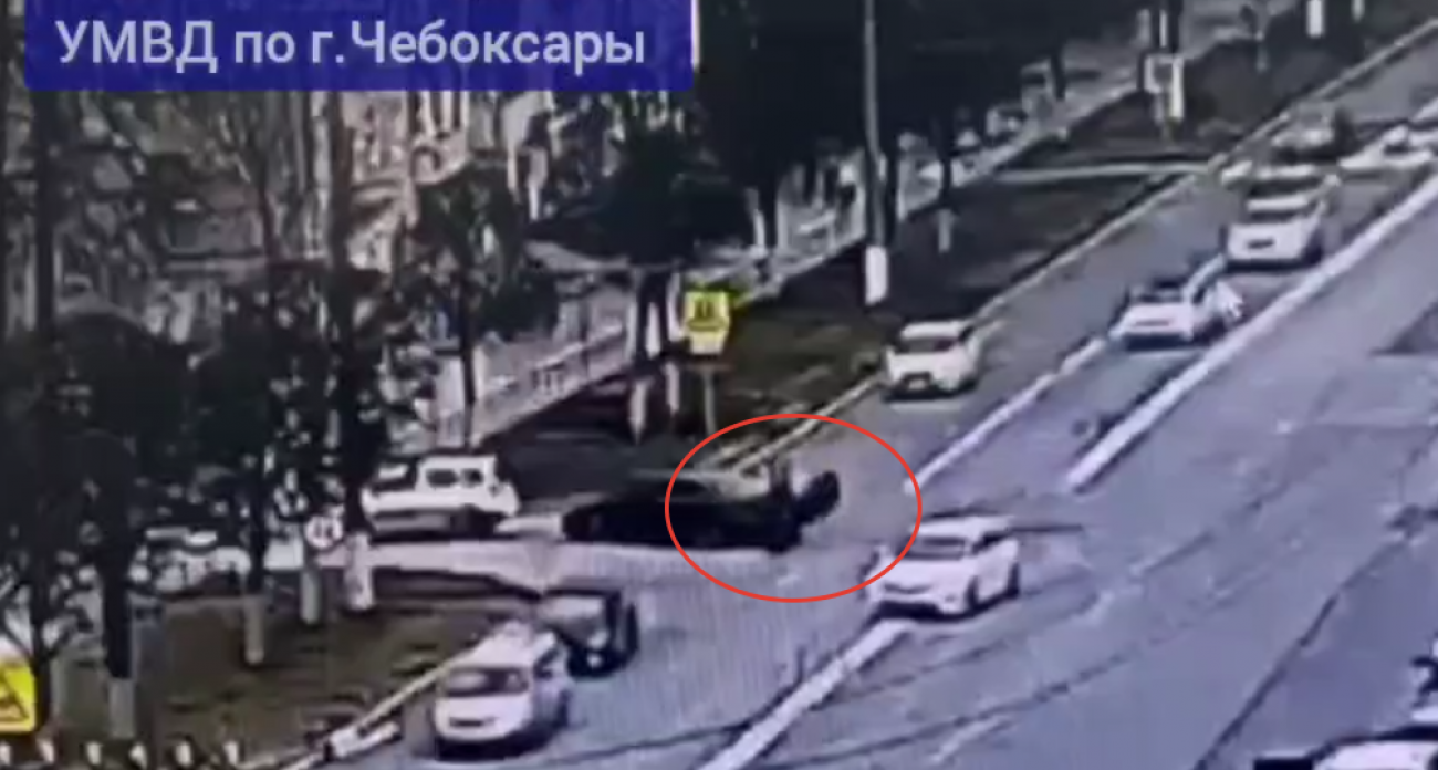 Фото к статье: В Чебоксарах мотоциклист столкнулся с Volkswagen Jetta
