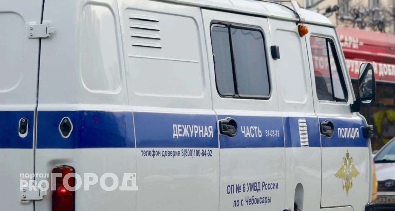 Фото к статье: Жительница Чувашии ударила мужа по голове электрогитарой, ранила его ножом и вызвала скорую