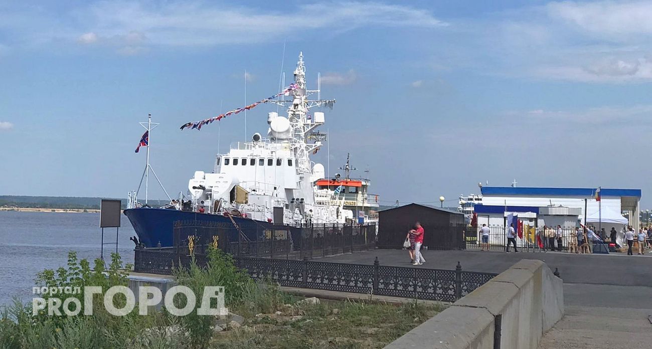 Фото к статье: Пограничный сторожевой корабль в Чебоксарах начинают готовить к новому туристическому сезону