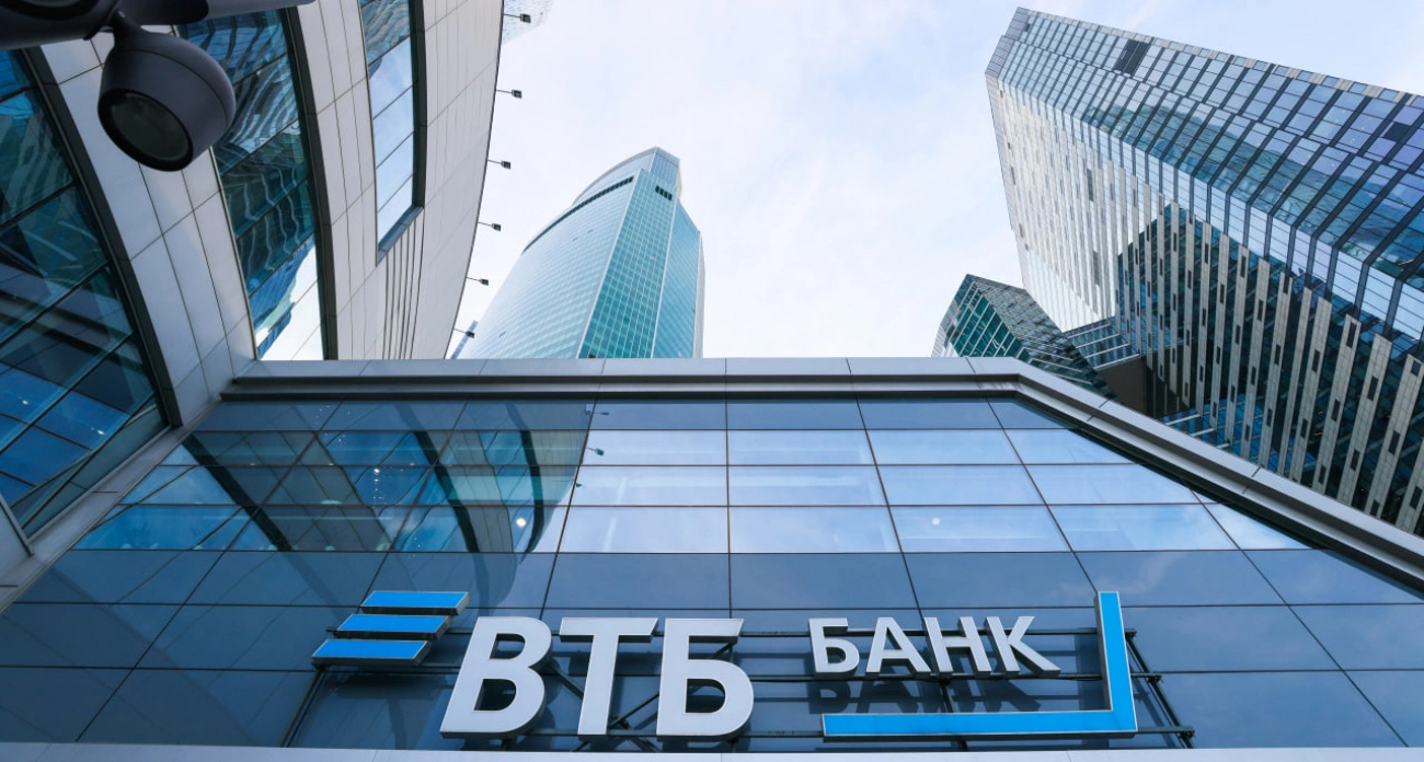 Фото к статье: Клиенты ВТБ могут ограничить снятие наличных в банкоматах для защиты от мошенников