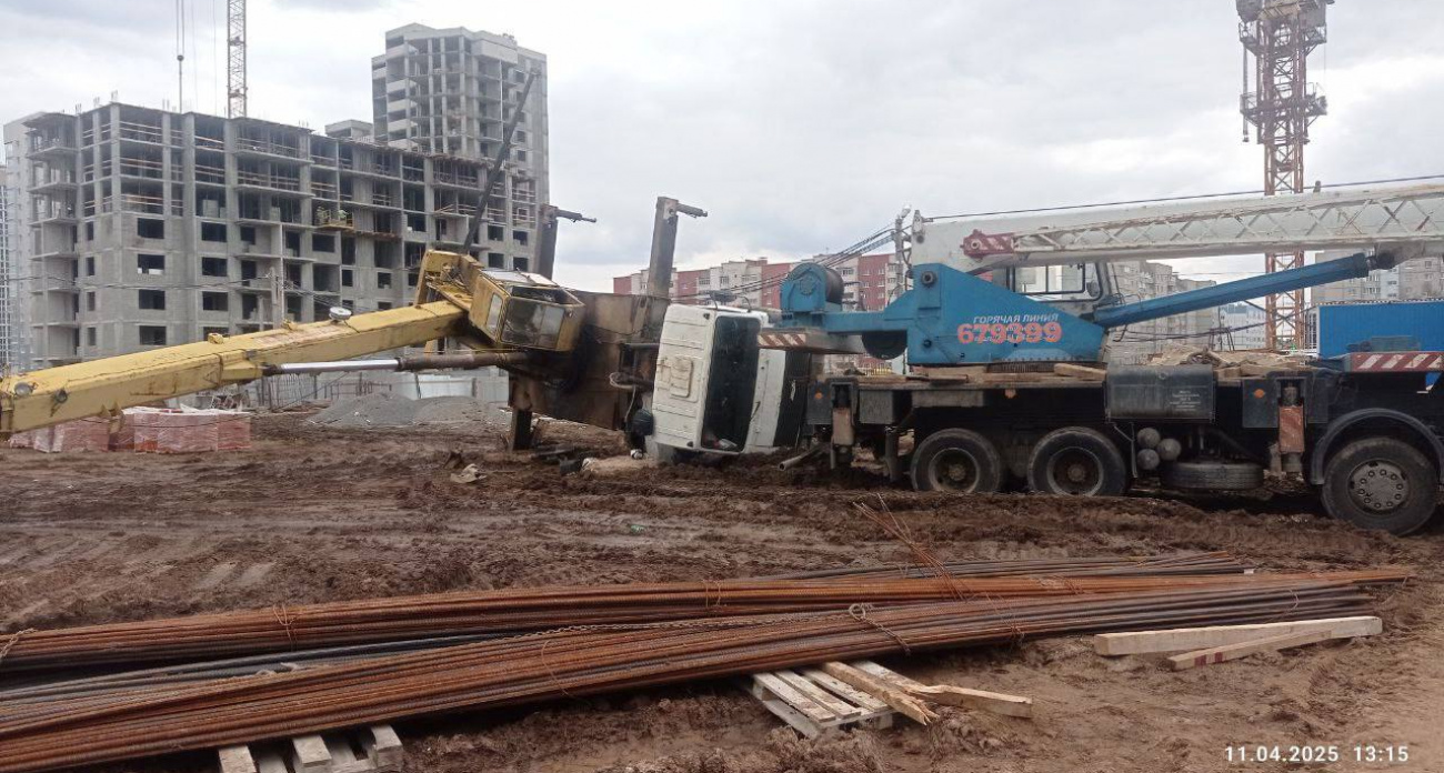 На стройплощадке жилого дома в Новочебоксарске упал автокран