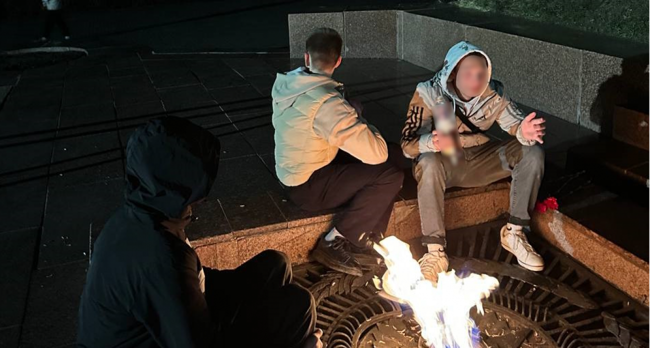 Бастрыкин потребовал доклад по уголовному делу подростков, которые оплевали Вечный огонь в Чебоксарах шелухой