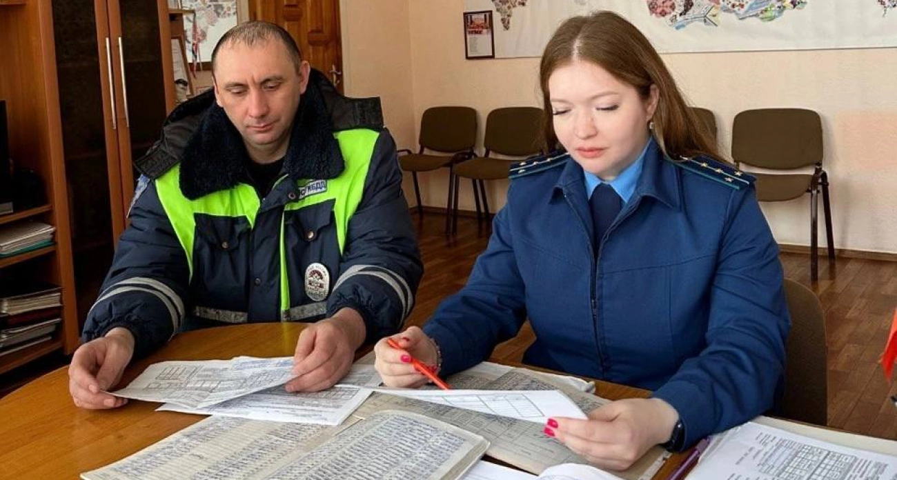 Фото к статье: Ни медосмотров, ни техосмотров: школьные автобусы в Ибресинском районе возили детей, нарушая закон