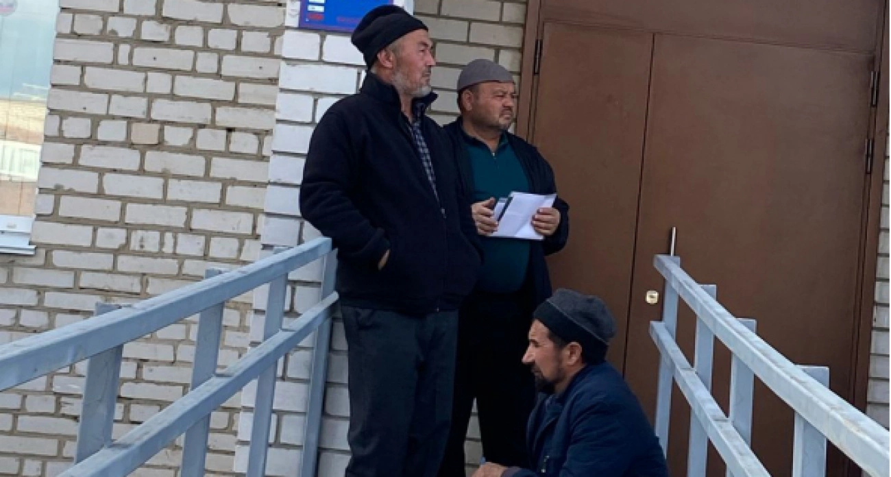 Фото к статье: В Цивильском районе полицейские накрыли теплицу, где три узбекистанца незаконно выращивали розы