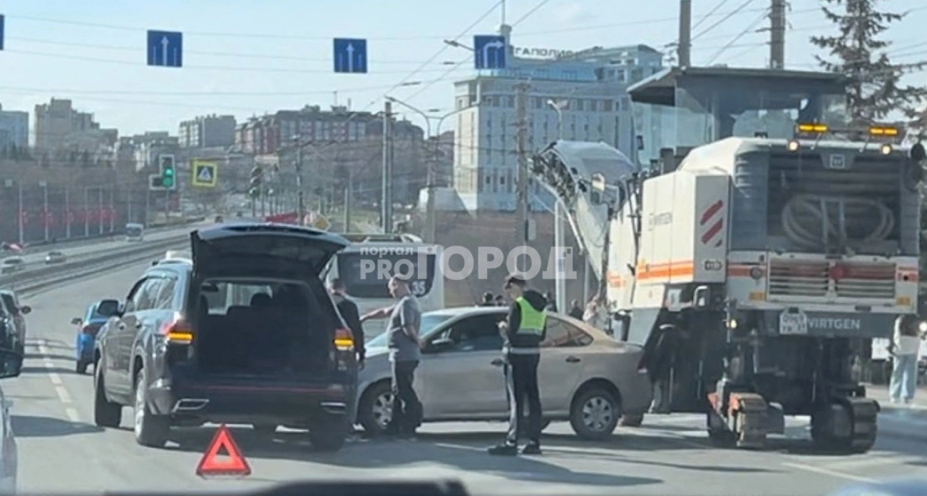 Фото к статье: В Чебоксарах у "Дома мод" не разъехались дорожная техника и две иномарки