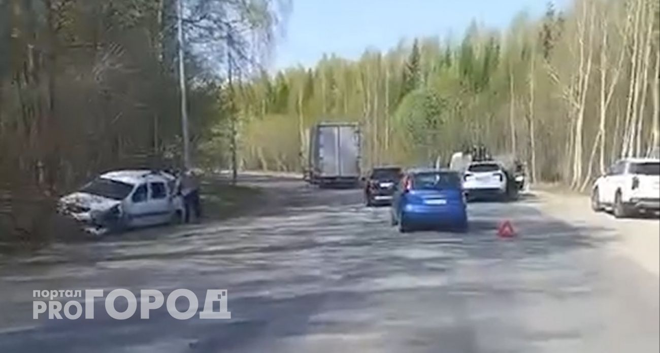 На трассе под Чебоксарами лоб в лоб столкнулись "Ларгус" и "Газель"