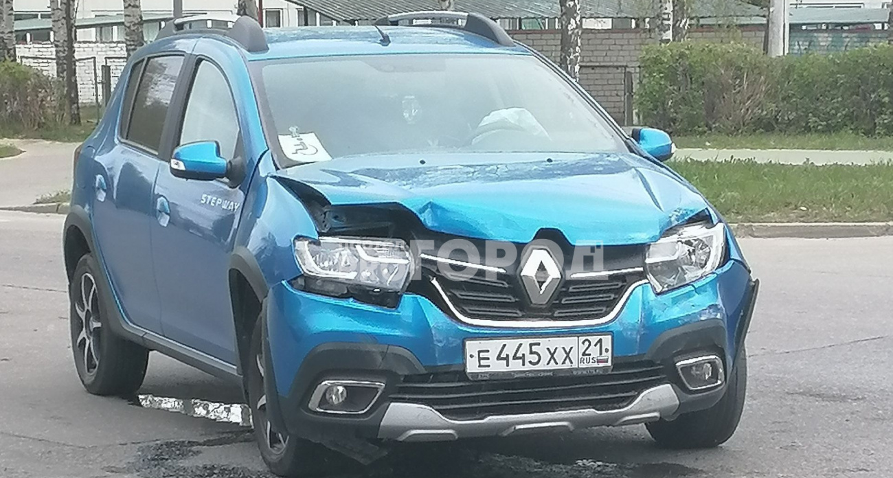 В Чебоксарах произошло ДТП: одна машина влетела в бок другой