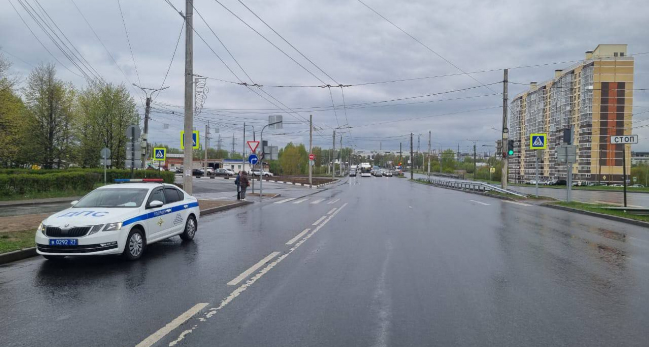 В Чебоксарах третьеклассник ехал на электросамокате через дорогу и попал под машину