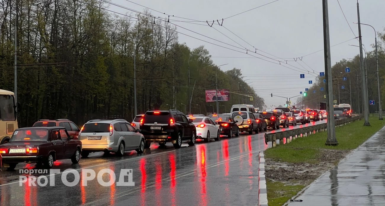 Фото к статье: Дороги в Чебоксарах сковали десятибалльные пробки: горожане разъезжаются на майские праздники
