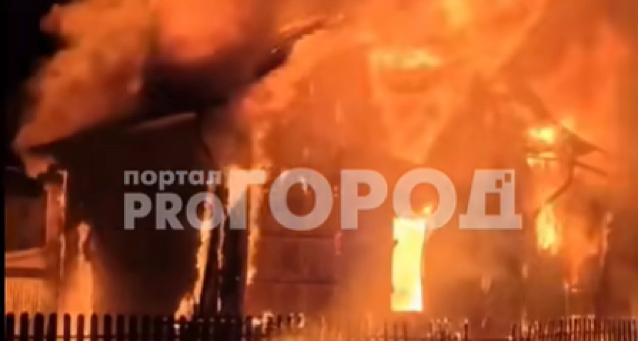 Фото к статье: В СНТ "Заволжье" полыхает дачный дом