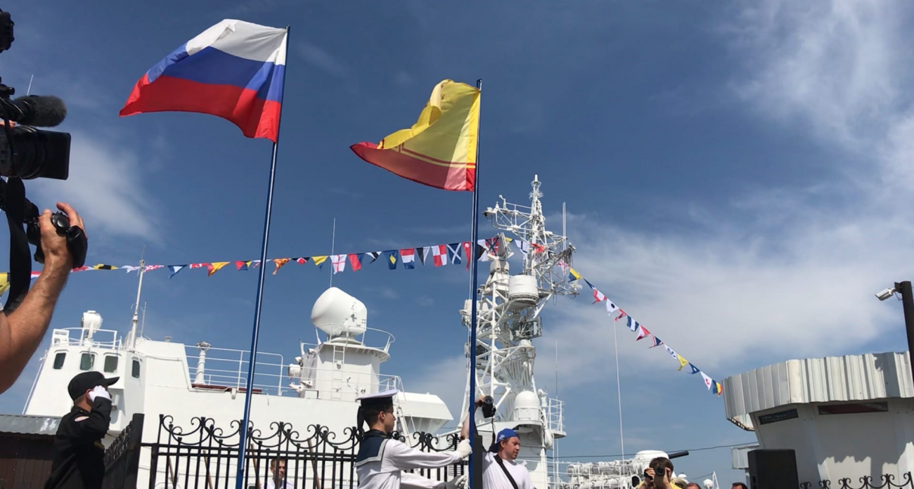 Потребуют 150 тысяч рублей: за неправильное размещение флагов на майские грозит суровое наказание