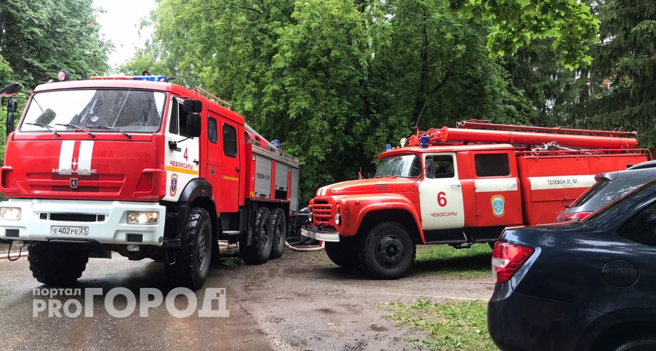 В Чебоксарах вспыхнул дом, когда хозяин сжигал мусор